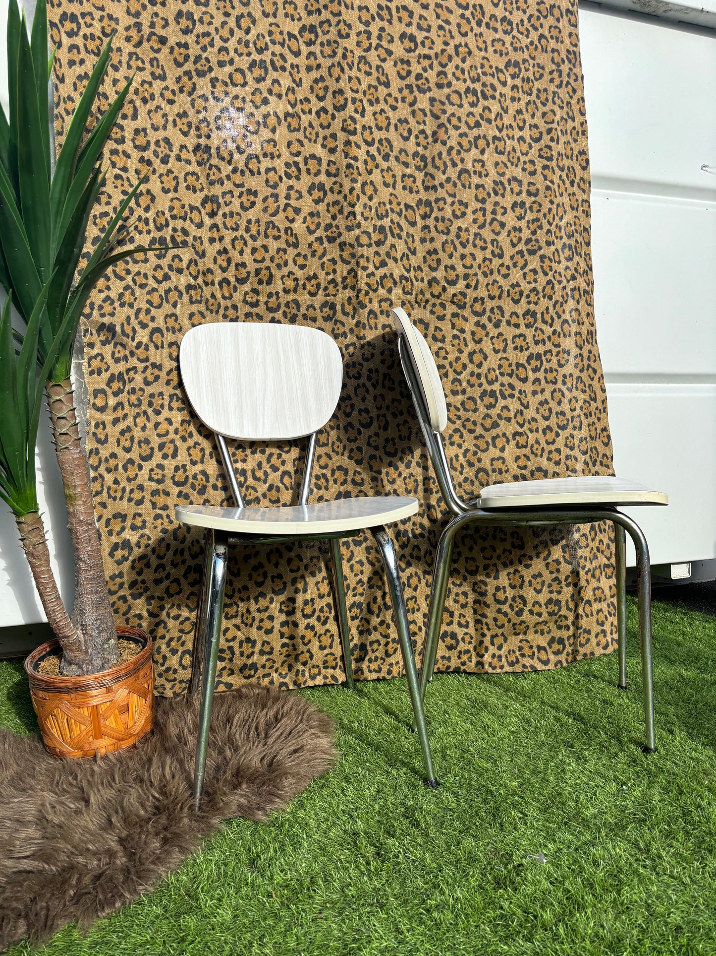 Chaise formica blanche marbrée