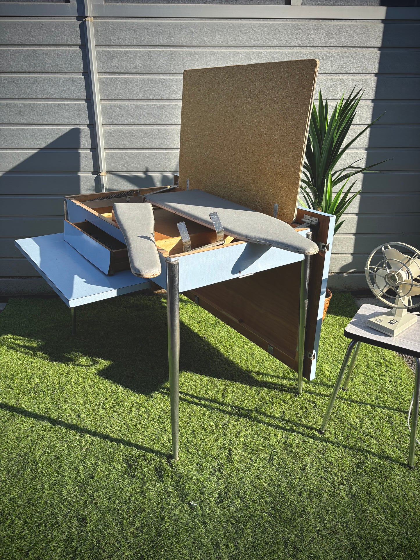 Table formica bleu accessoires repassage
