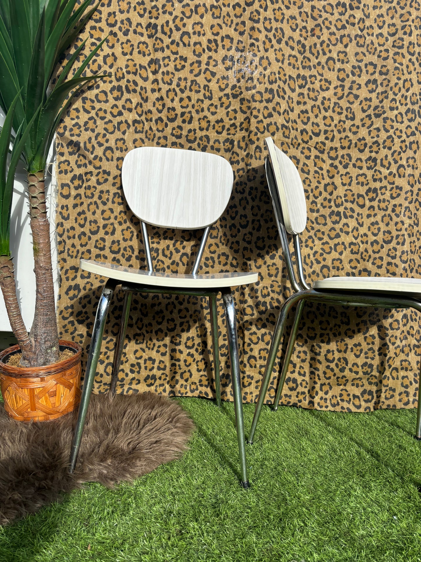 Chaise formica blanche marbrée