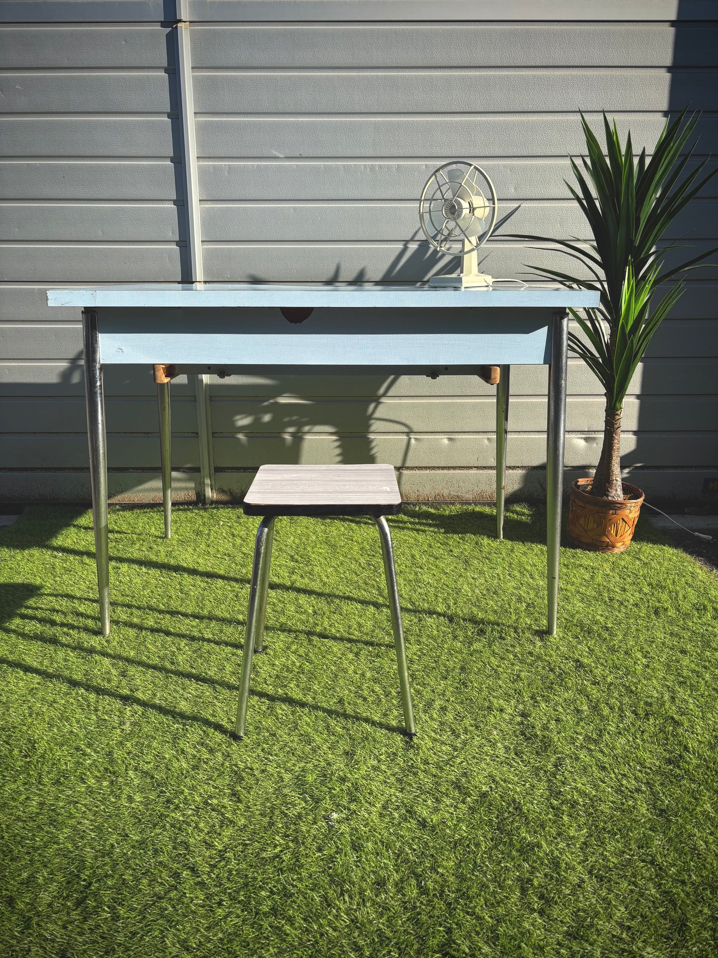 Table formica bleu accessoires repassage