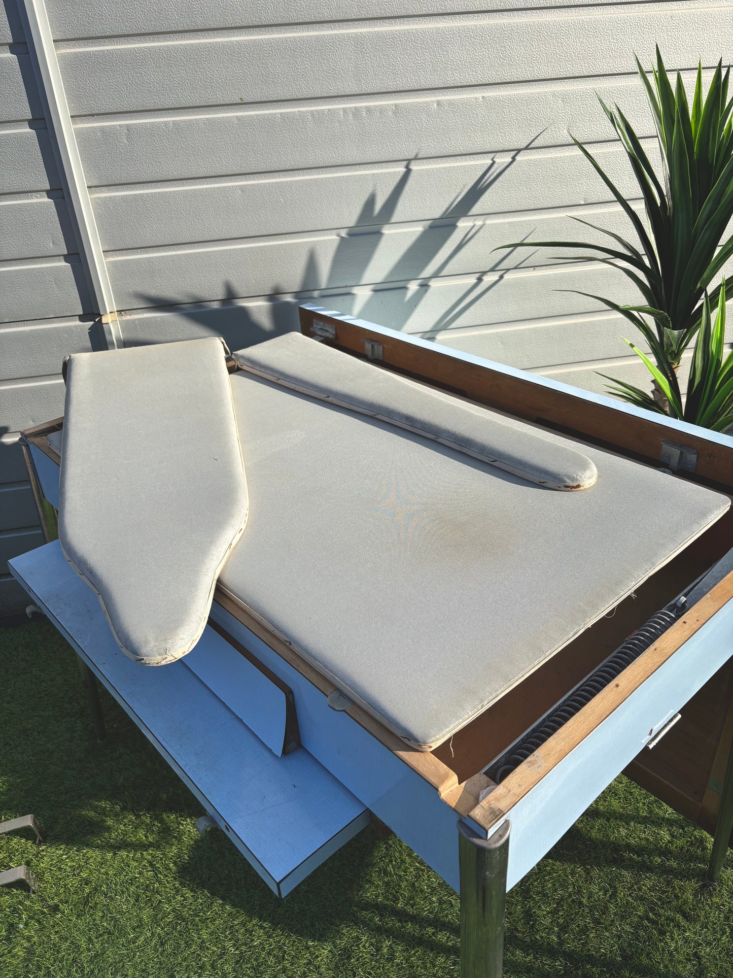 Table formica bleu accessoires repassage