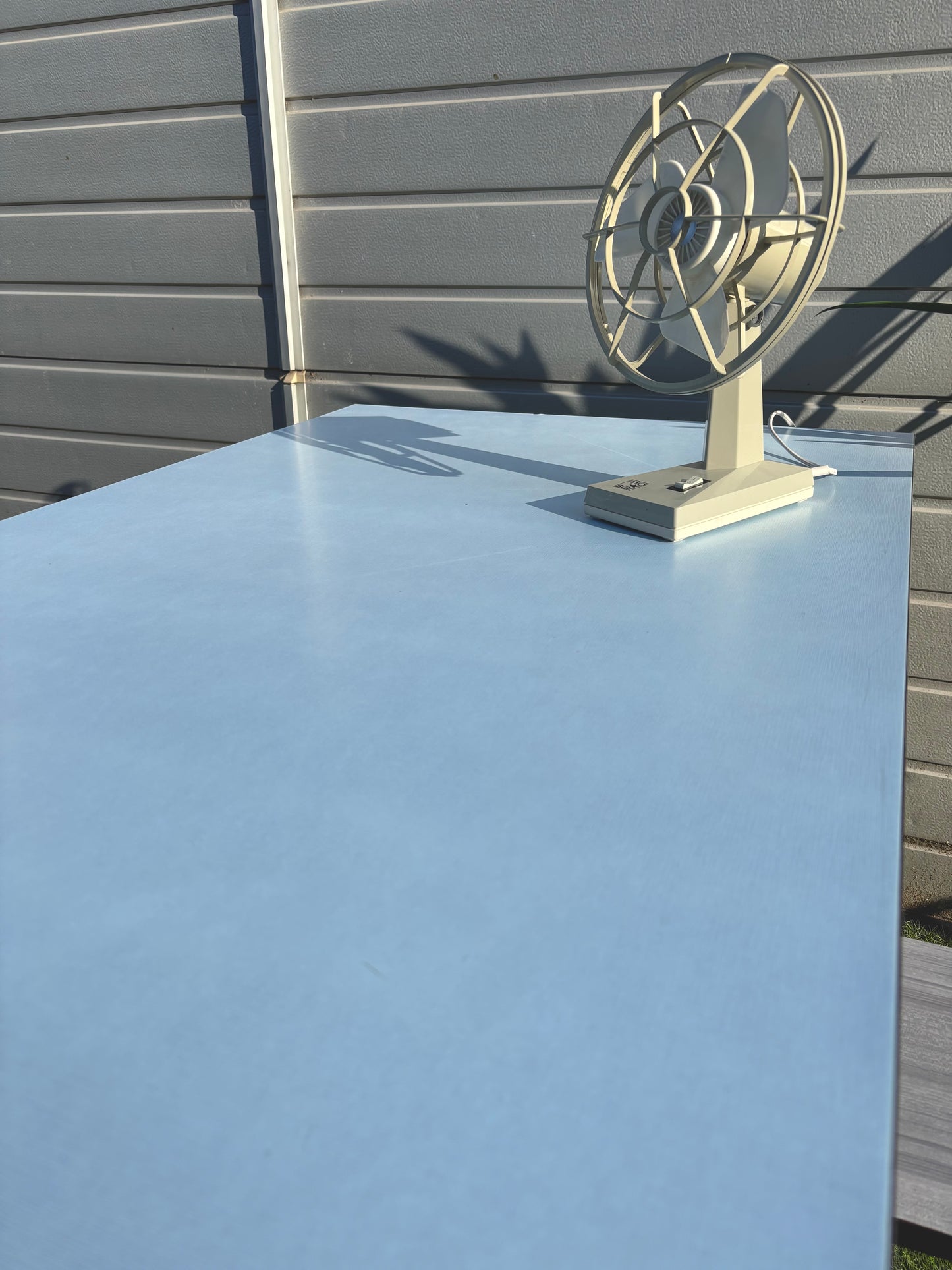 Table formica bleu accessoires repassage
