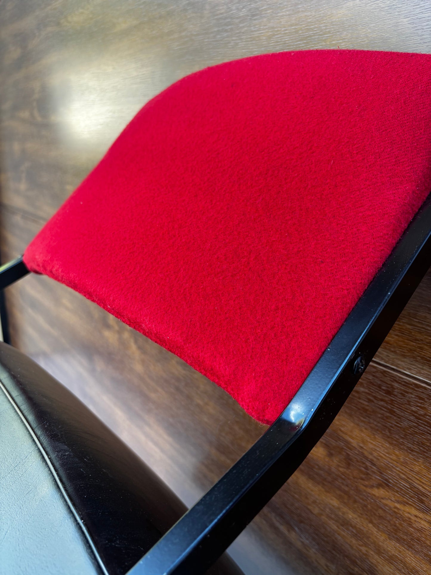Fauteuil style Rudi par Pierre Guariche