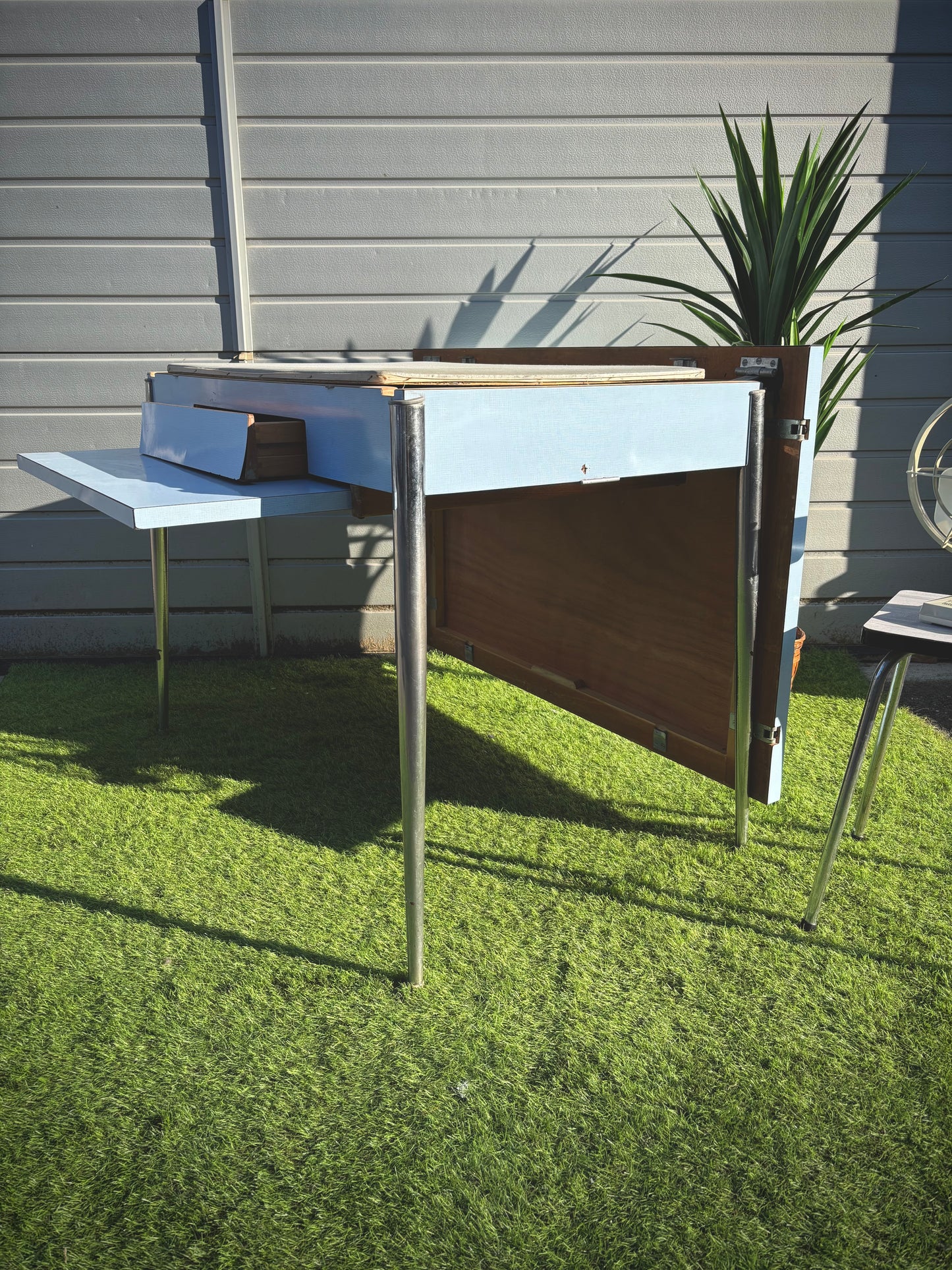 Table formica bleu accessoires repassage