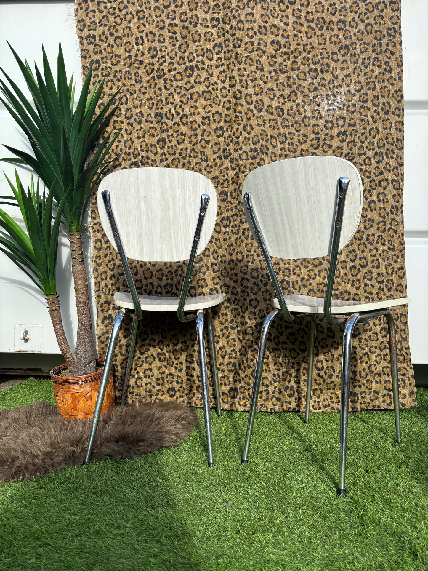 Chaise formica blanche marbrée