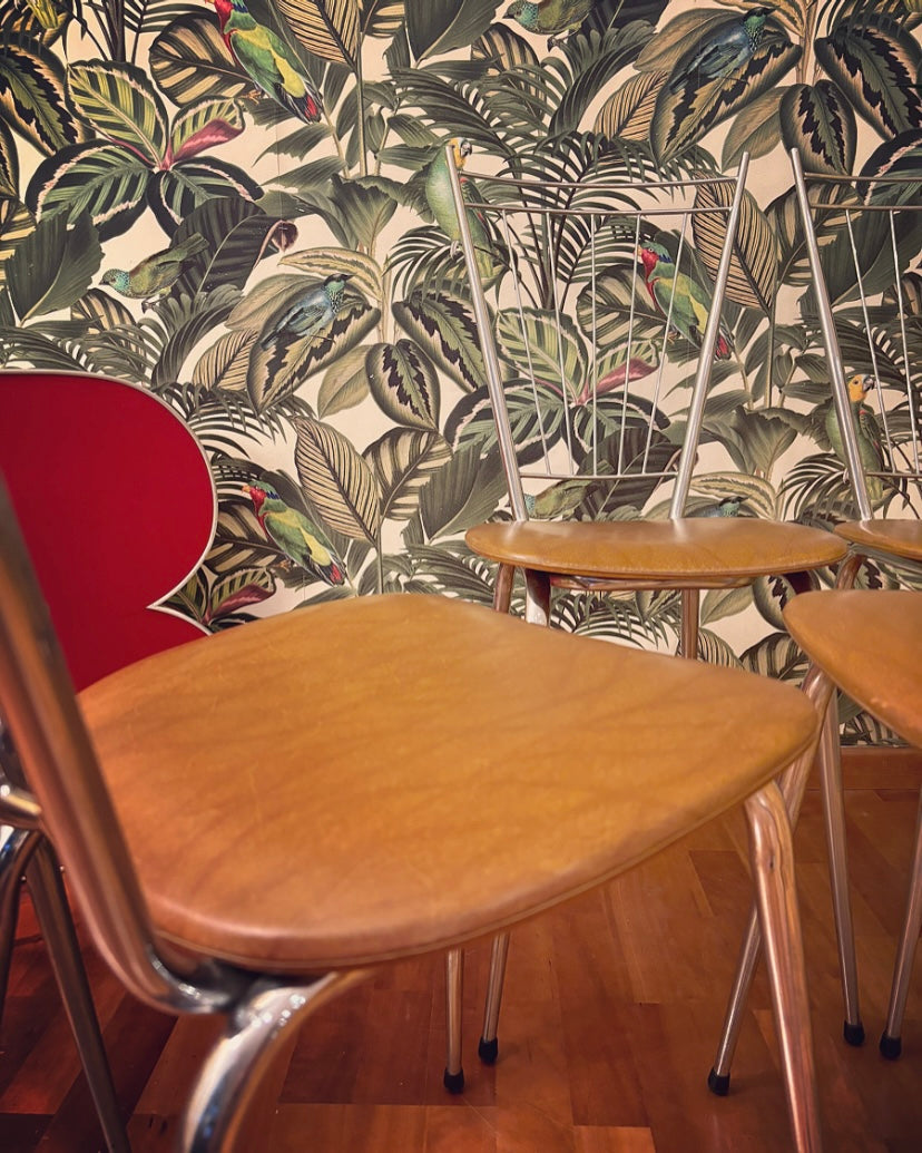 Chaise retro Skaï à barreaux